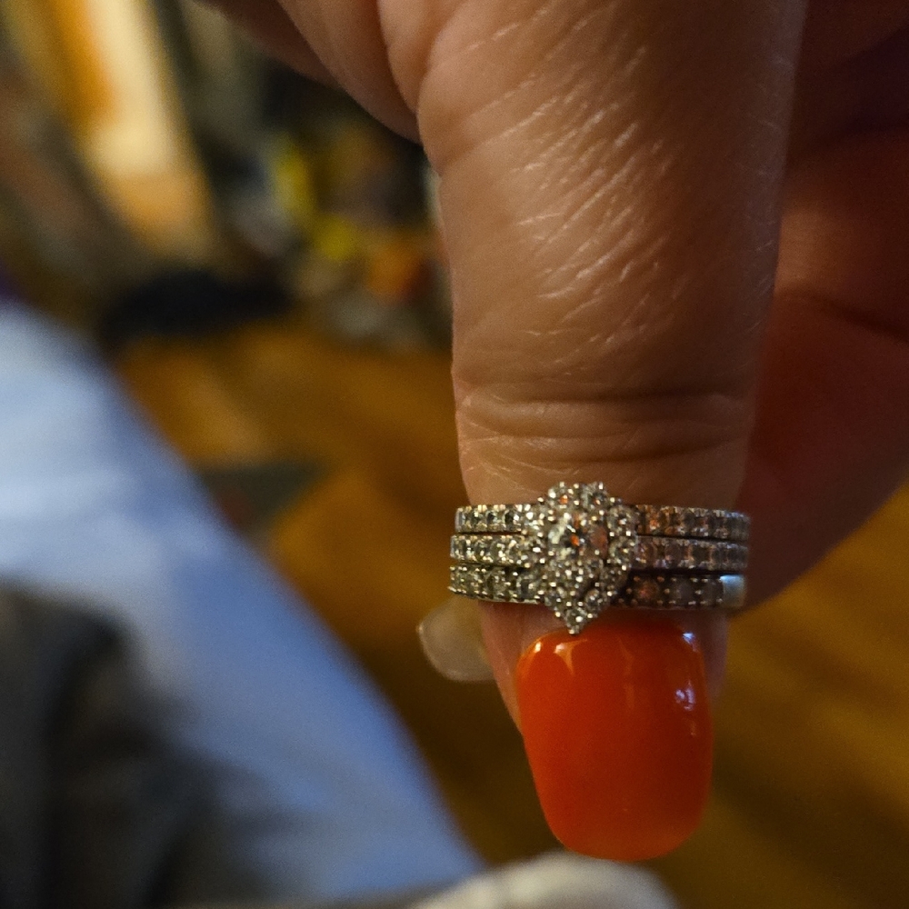 Dazzling Silver Pear Shape Ring with Sparkling Accents